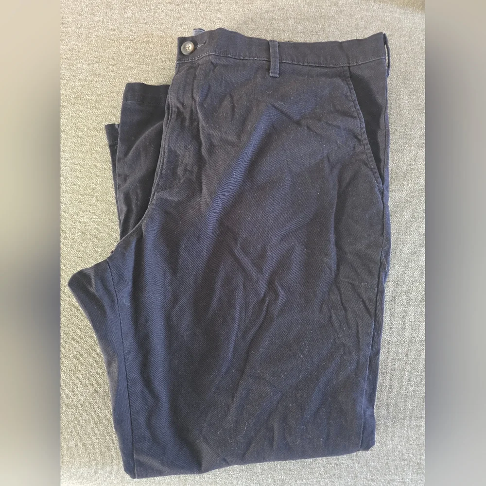 Amazon Essentials Mens Chino Pants - Black